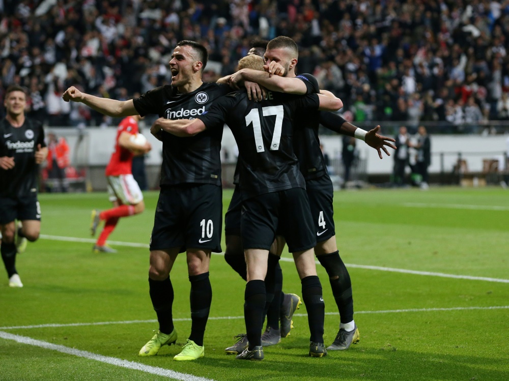 Eintracht Frankfurt bejubelt den Einzug ins Halbfinale