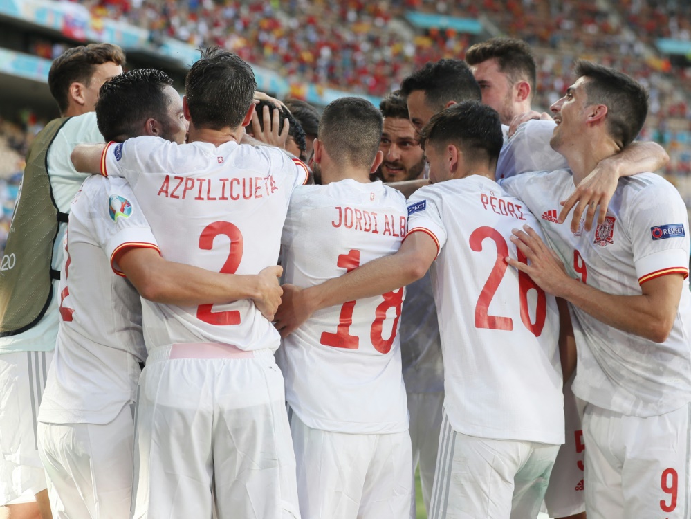 Spanien feiert ersten Sieg und steht im Achtelfinale (Foto: SID)