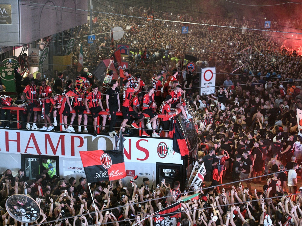 AC Mailand: Spieler und Fans feiern Scudetto (Foto: AFP/SID/PIERO CRUCIATTI)