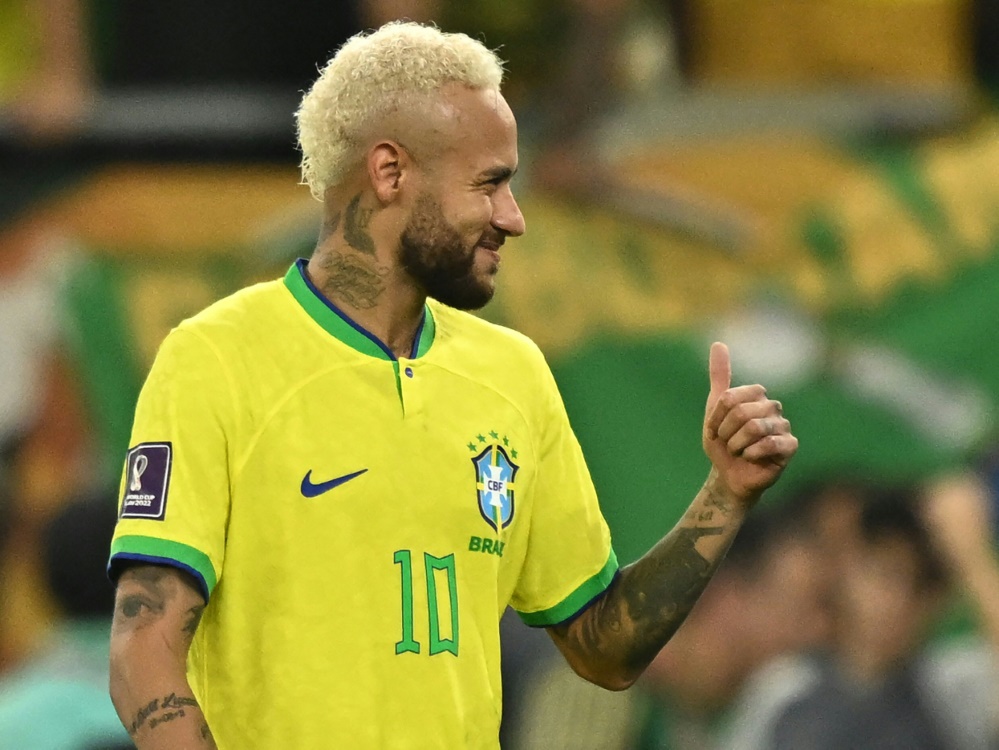Neymar dankt Brasiliens Fans für Unterstützung (Foto: AFP/SID/MANAN VATSYAYANA)