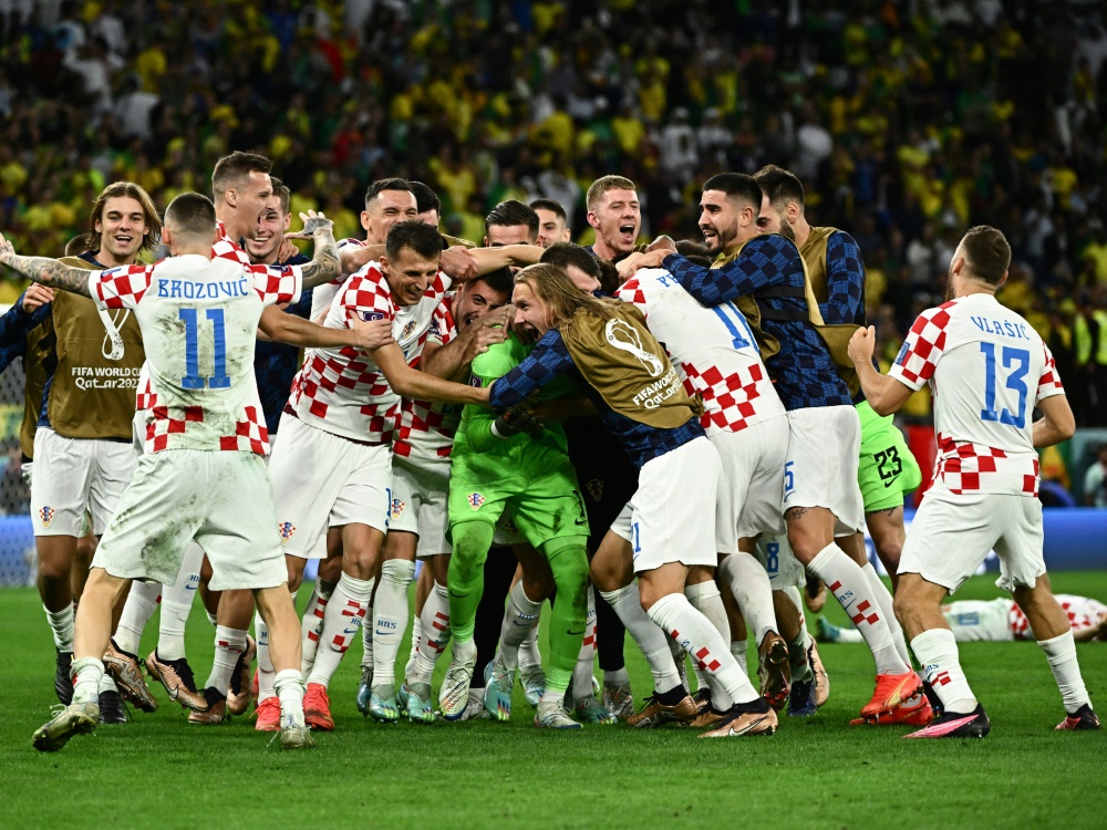 Kroatien bejubelt den Sieg gegen Brasilien (Foto: AFP/SID/JEWEL SAMAD)