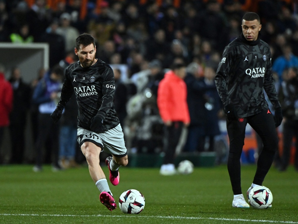 Messi (l.) und Mbappe könnten gegen die Bayern spielen (Foto: AFP/SID/SYLVAIN THOMAS)