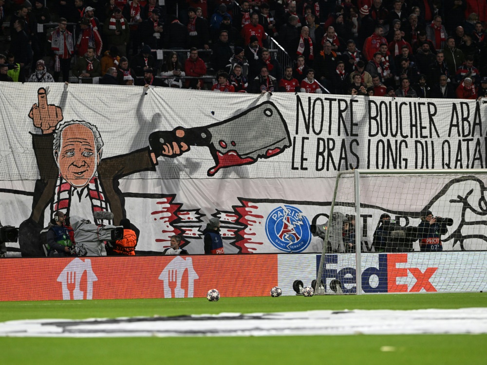 FCB-Fans mit einem Zeichen gegen PSG (Foto: AFP/SID/CHRISTOF STACHE)