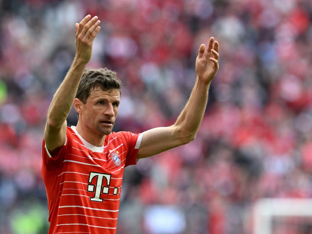 Thomas Müller würde gerne mit Kane im Team spielen (Foto: AFP/SID/CHRISTOF STACHE)