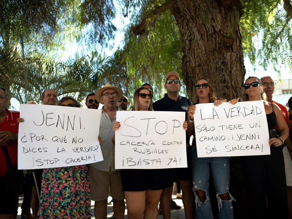 Landesweite Proteste in Spanien gegen Luis Rubiales (Foto: AFP/SID/JORGE GUERRERO)
