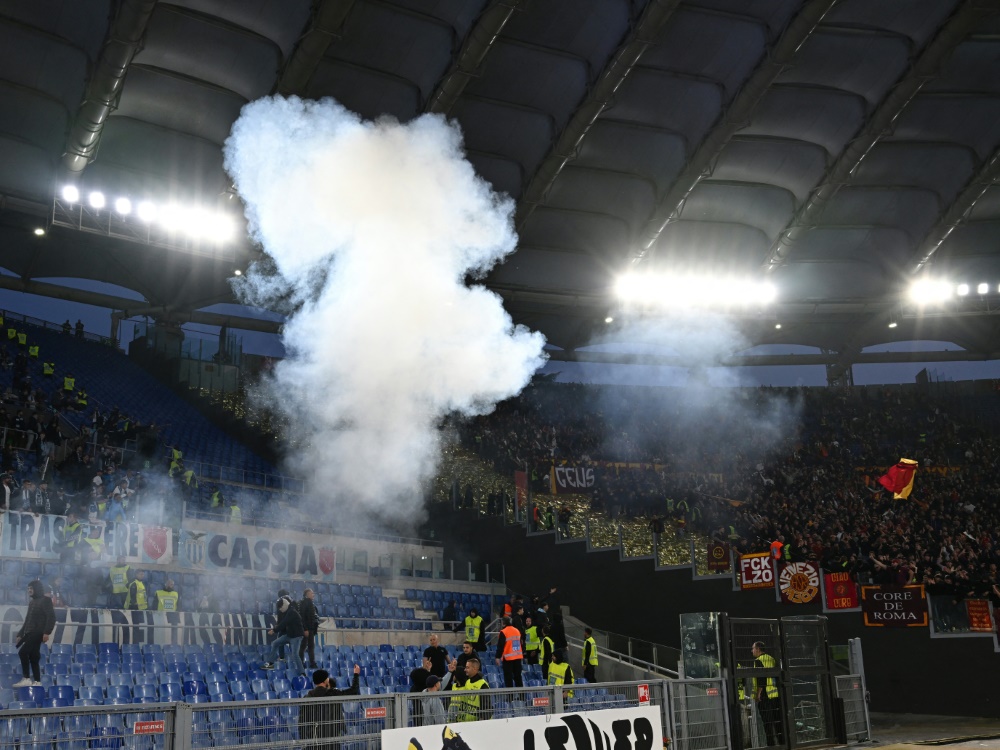 Lazio-Fans (l.) beim Derby im November 2023 (Foto: AFP/SID/ANDREAS SOLARO)