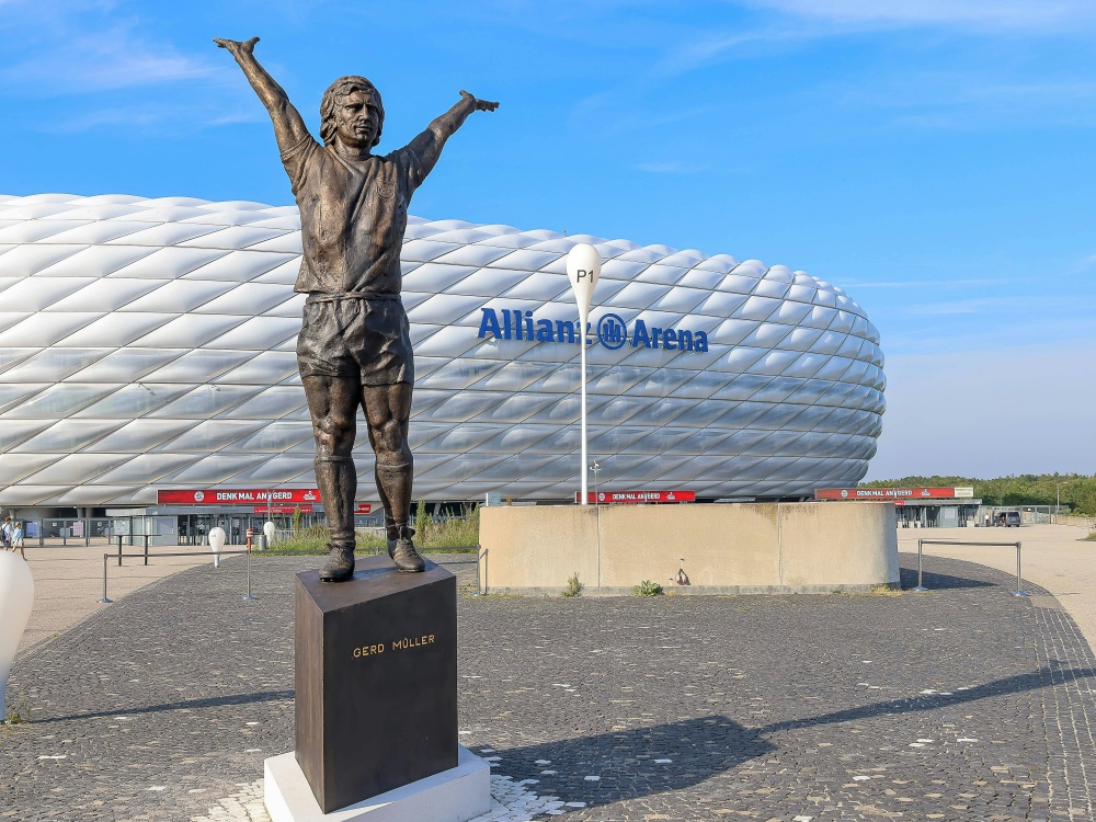 Eine Statue von Gerd Müller steht bereits am Stadion (Foto: IMAGO / Eibner/IMAGO / Eibner/SID/IMAGO/Eibner-Pressefoto/Jenni Maul)