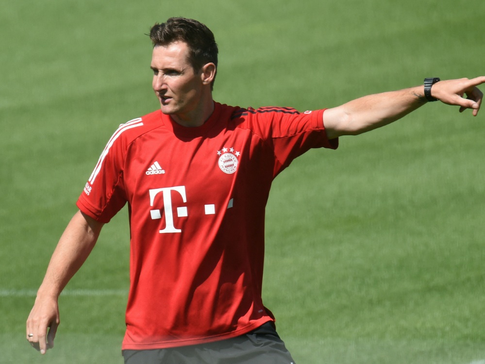 Als Assistenztrainer beim FC Bayern: Miroslav Klose (Foto: AFP/SID/CHRISTOF STACHE)