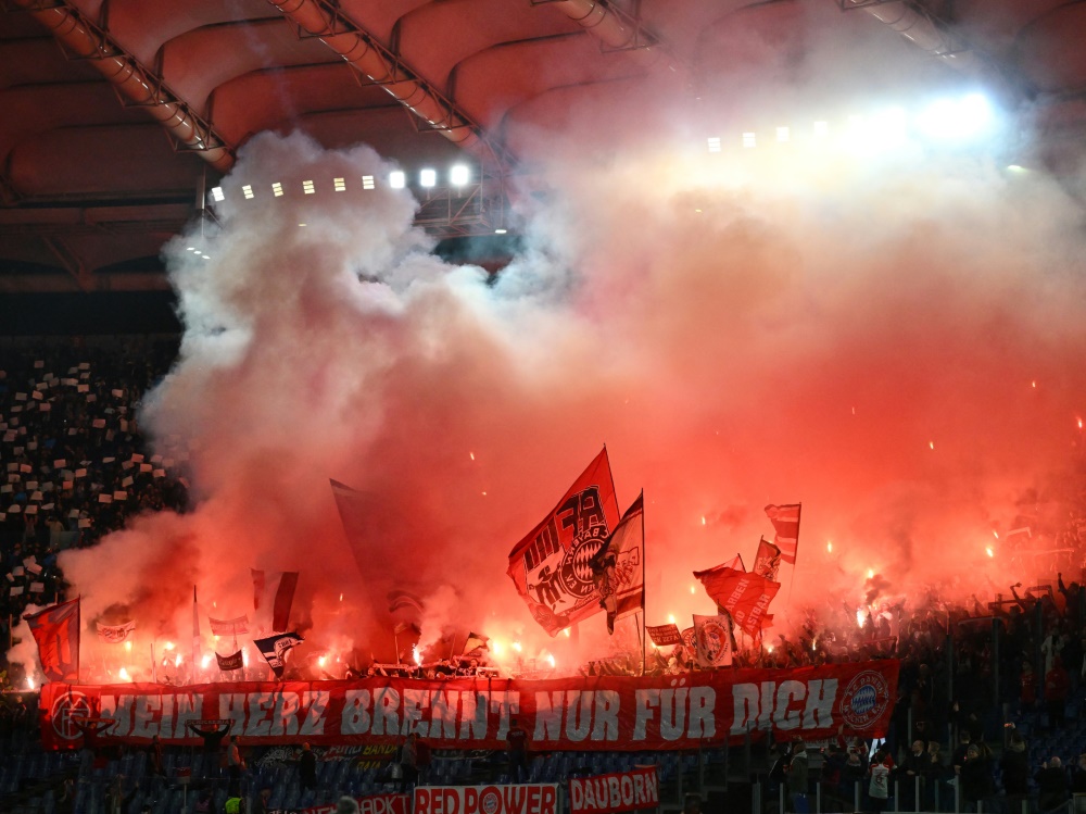 Bayern-Fans zünden Pyrotechnik in Rom (Foto: AFP/SID/ALBERTO PIZZOLI)