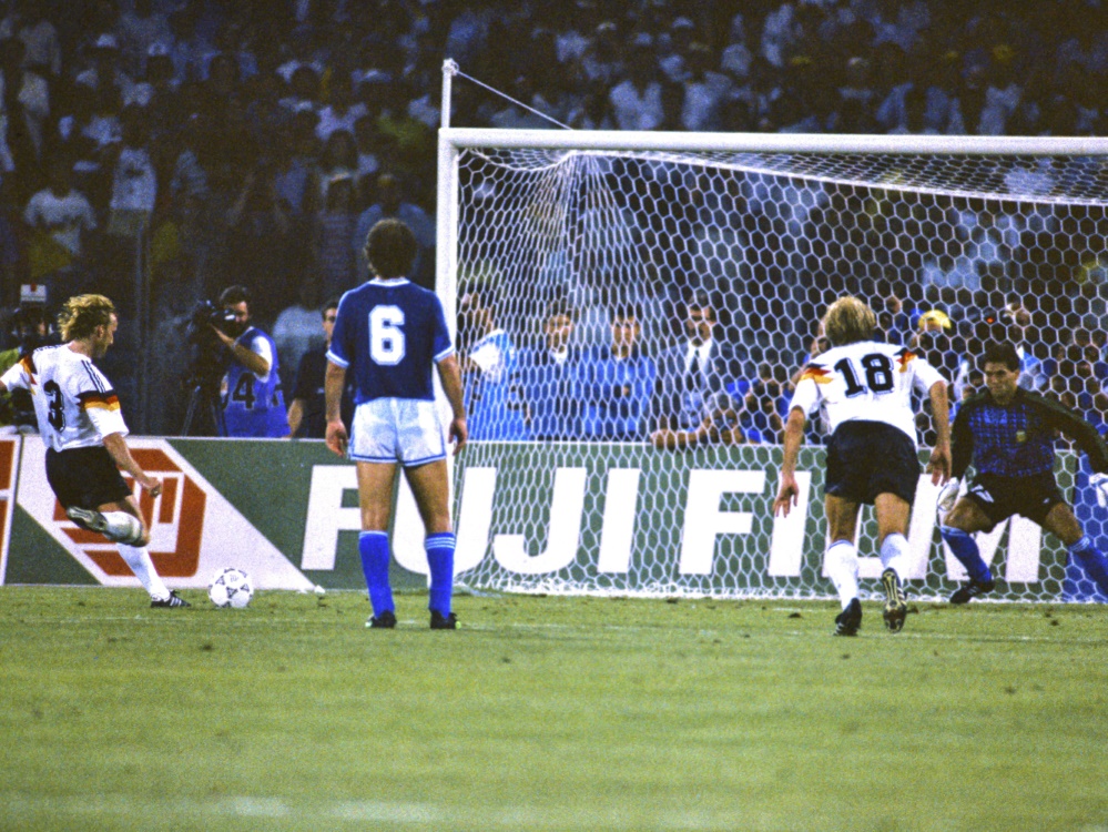 Andreas Brehme beim Treffer zum WM-Titel 1990 (Foto: Imago/Perenyi/Imago/Perenyi/SID/Laci Perenyi via www.imago-images.de)