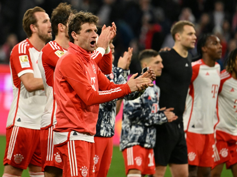 Thomas Müller im Kreise der Bayern-Kollegen (Foto: AFP/SID/LUKAS BARTH)