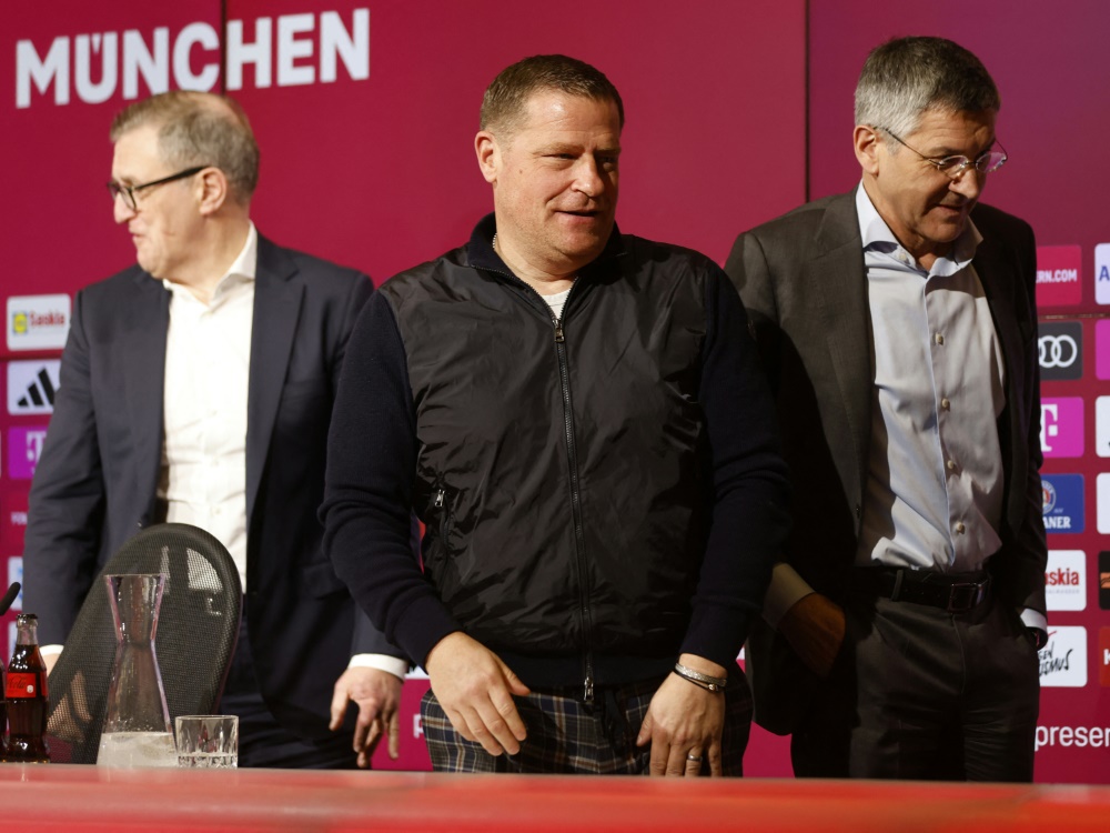 Das Bayern-Führungstrio gratuliert (Foto: AFP/SID/ALEXANDRA BEIER)