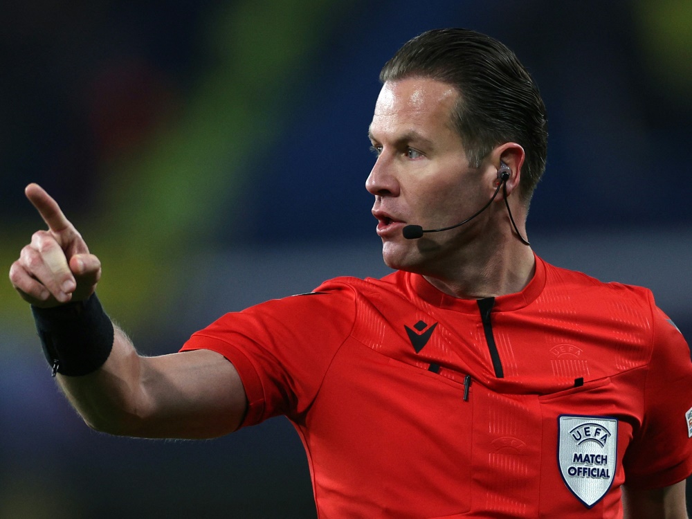 Referee Makkelie im März 2023 bei Chelsea gegen Dortmund (Foto: AFP/SID/ADRIAN DENNIS)