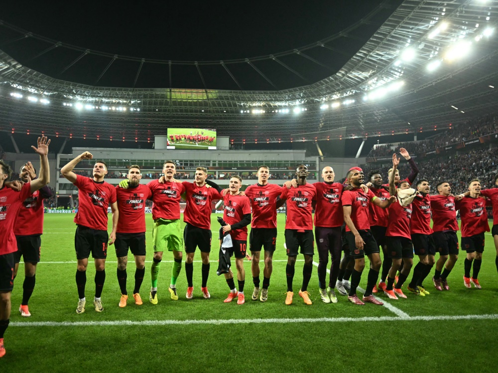 Leverkusen bejubelt den Finaleinzug vor der Fankurve (Foto: AFP/SID/INA FASSBENDER)