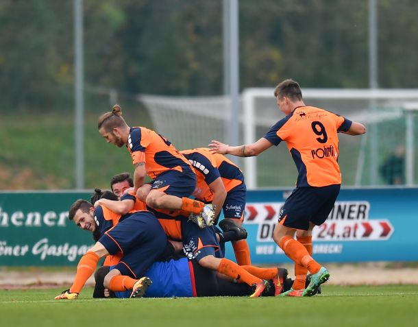 Fussball Hertha WSC Wels vs SV Wallern 04.11.2017-43