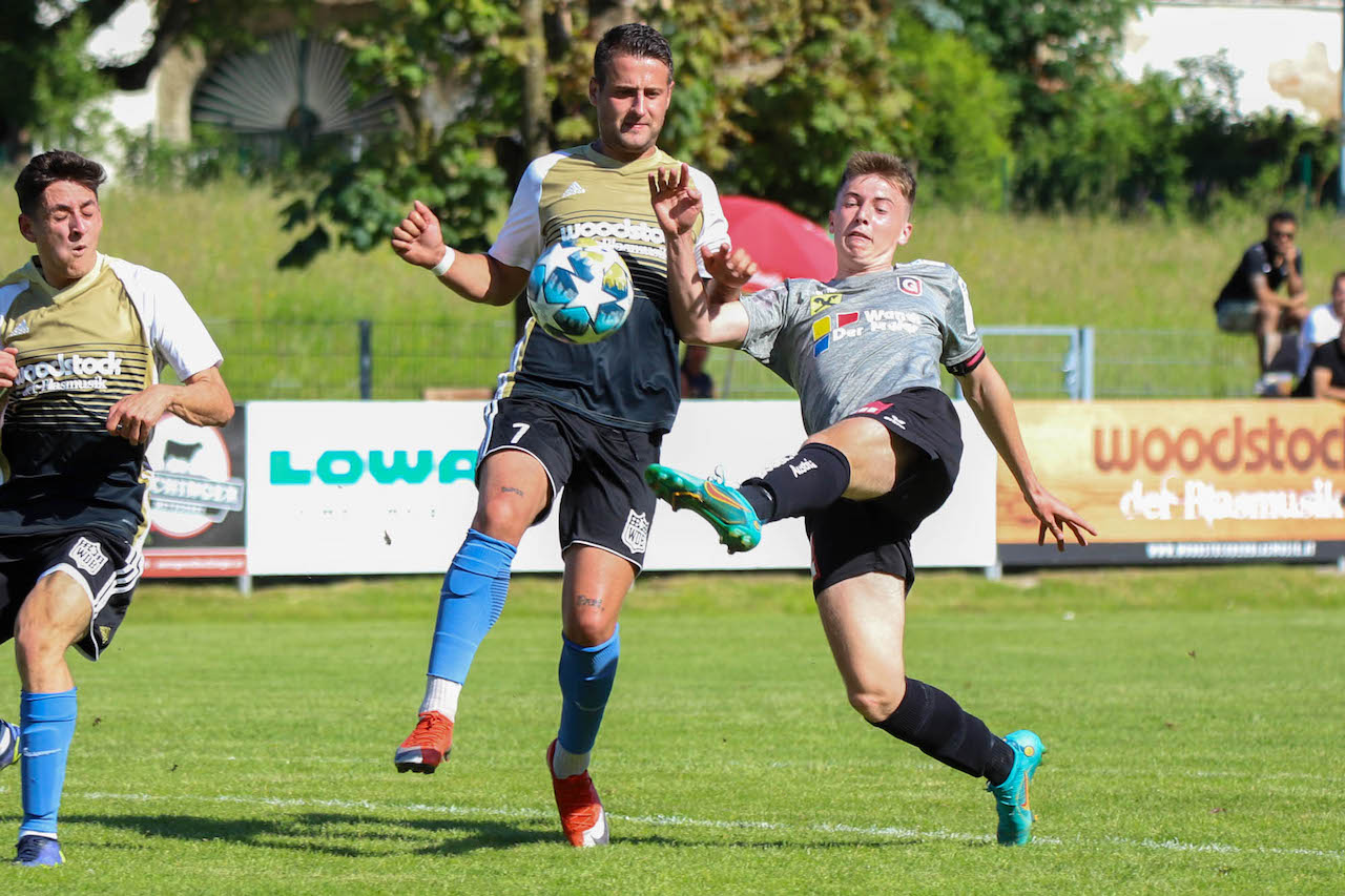 Auf dem Bild rechts: Kapitän David Damberger, Torschütze zum 0:2 im Spiel gegen St.Matin i.I.