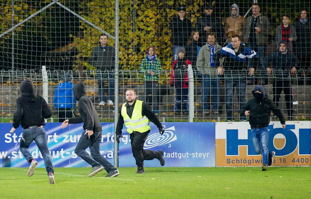 Fussball SK Vorwaerts Steyr vs FC Blau Weiss Linz 26.10.2015-2-1-1 Bildgröße ändern