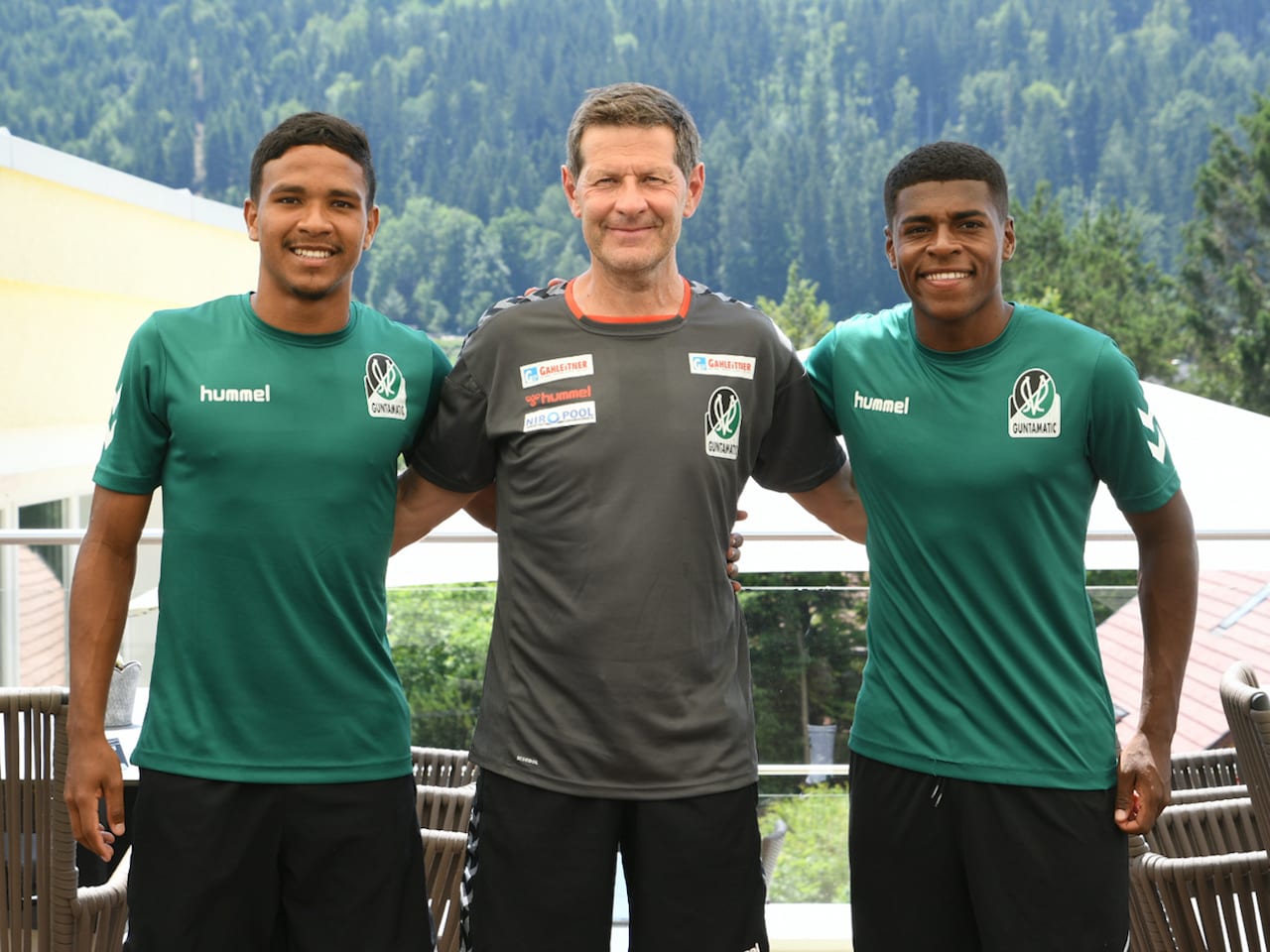 Valdir, SVR-Cheftrainer Andreas Heraf und Reinaldo. Foto: SV Ried/Schlosser