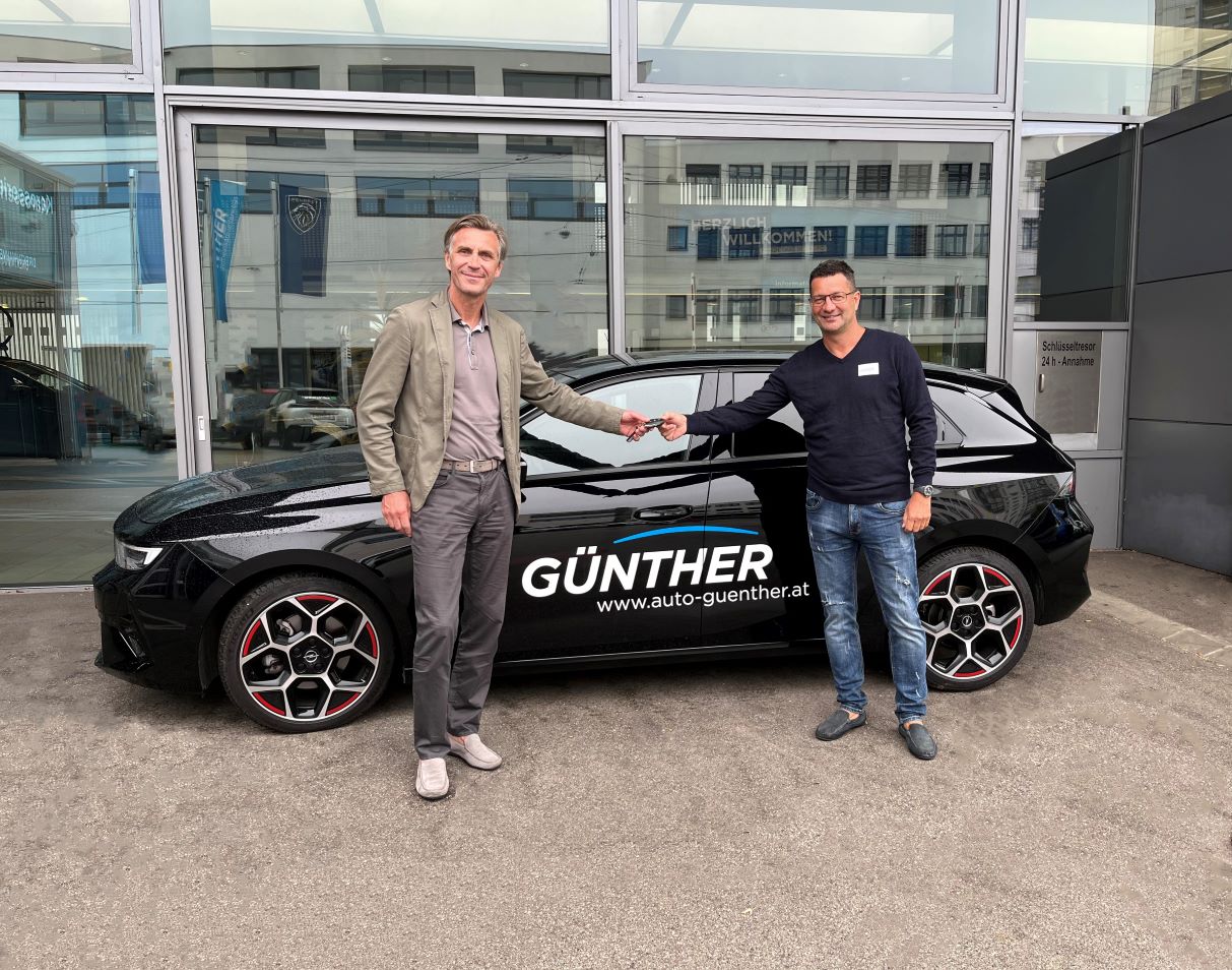 Auto Günther-Chef Hermann Schober mit Ronny Brunmayr