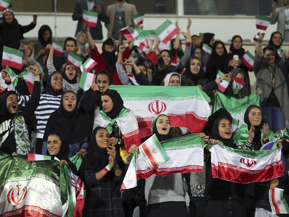 Etwa 100 Frauen durften das Spiel in Teheran sehen
