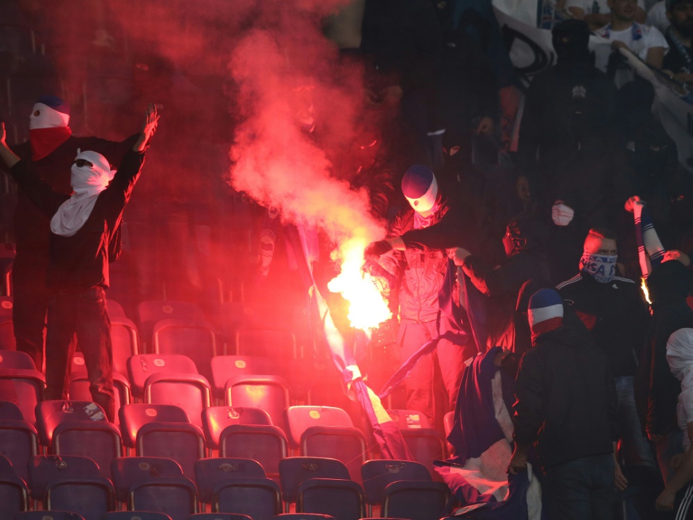 Die Rostocker Fans zündeten in zwei Fällen Pyrotechnik