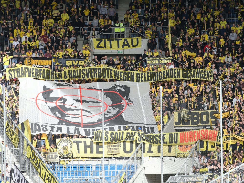 Geschmacklose Banner im Dortmund-Fanblock in Hoffenheim