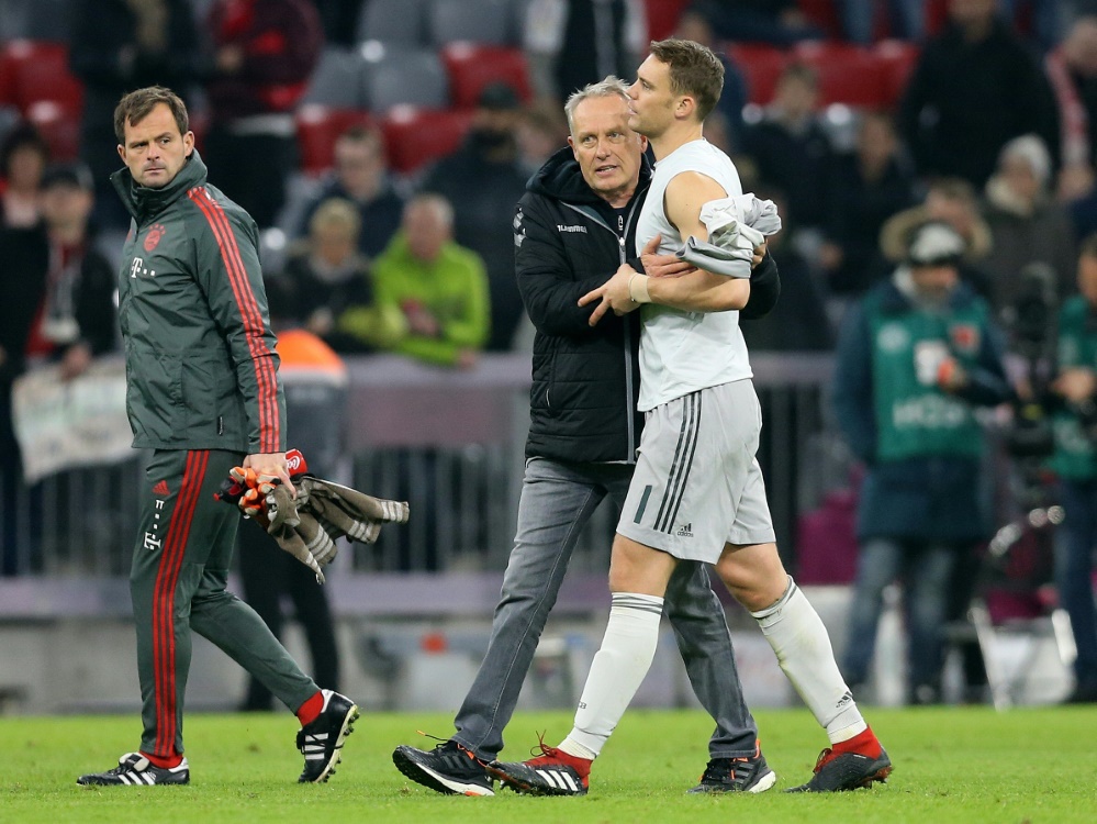 Christian Streich (m.) ergatterte Manuel Neuers Trikot