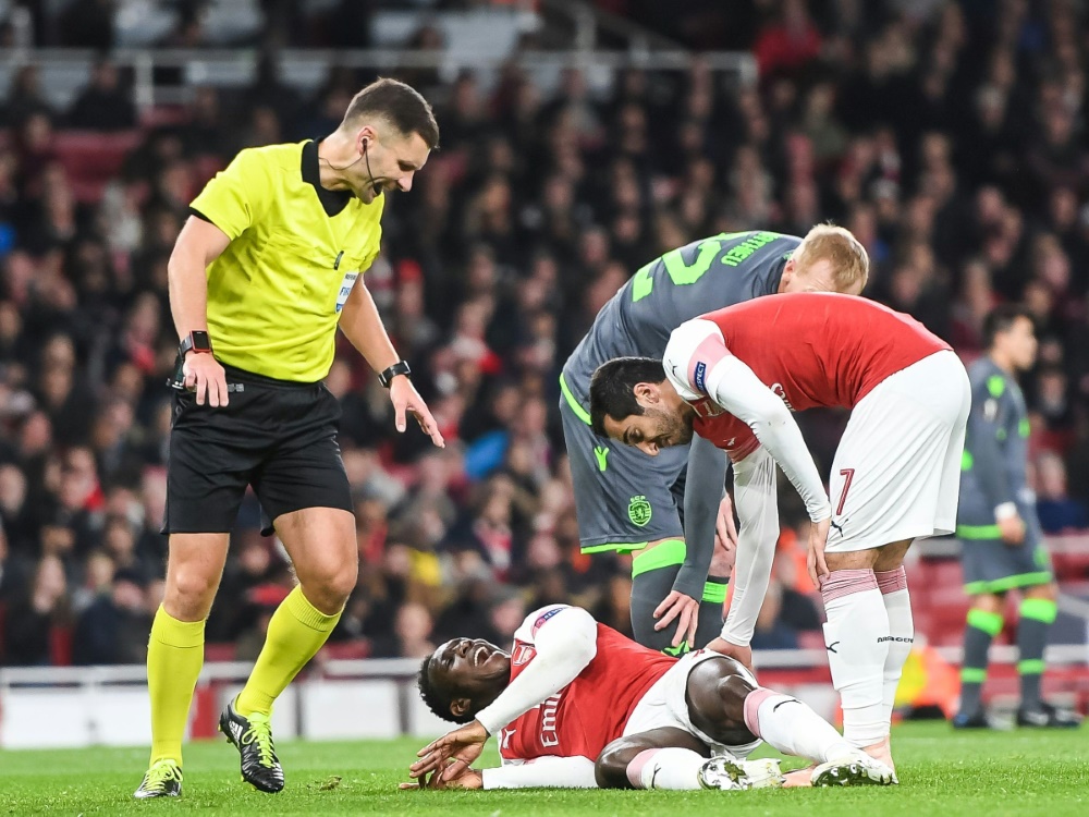 Arsenal-Stürmer Welbeck (u.) erleidet einen Knöchelbruch