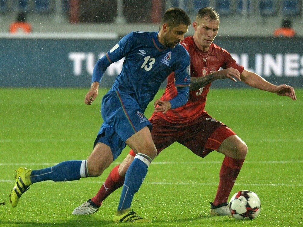 Nasarow (l.) und Aserbaidschan schlagen Färöer 2:0