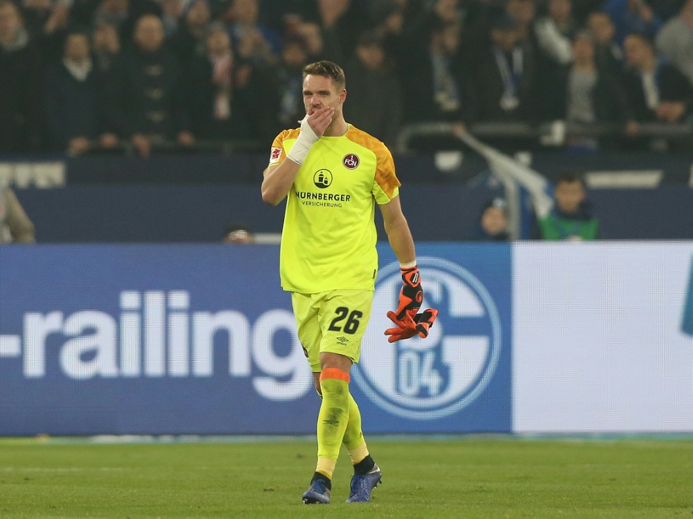 Christian Mathenia verletzte sich im Spiel gegen Schalke
