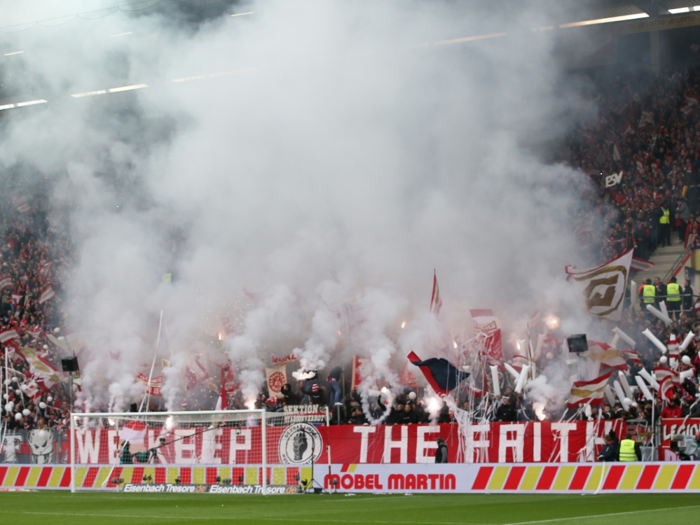 Mainzer Fans zündeten im Spiel gegen Bayern Pyrotechnik