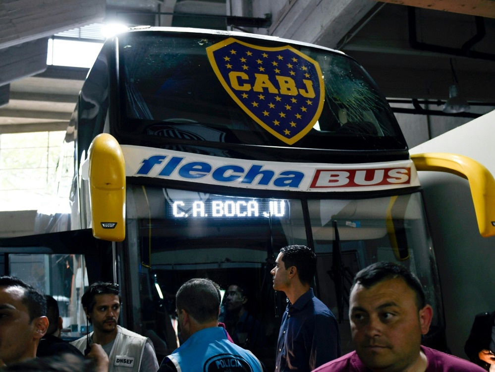 Der beschädigte Bus der Boca Juniors