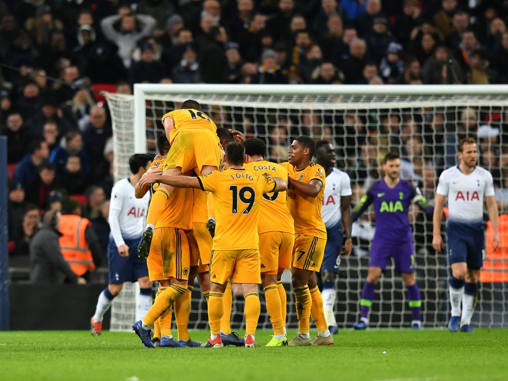 Wolverhampton bejubelt den Sieg gegen Tottenham Hotspur