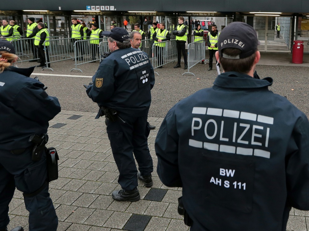 Die Polizei nahm vier Augsburger Anhänger in Gewahrsam