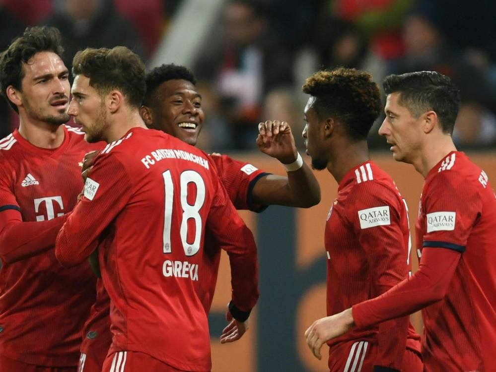Die Bayern jubeln über den Treffer zum 3:2 durch Alaba