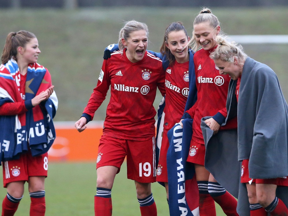 Frauen von Bayern München feiern Sieg gegen Wolfsburg