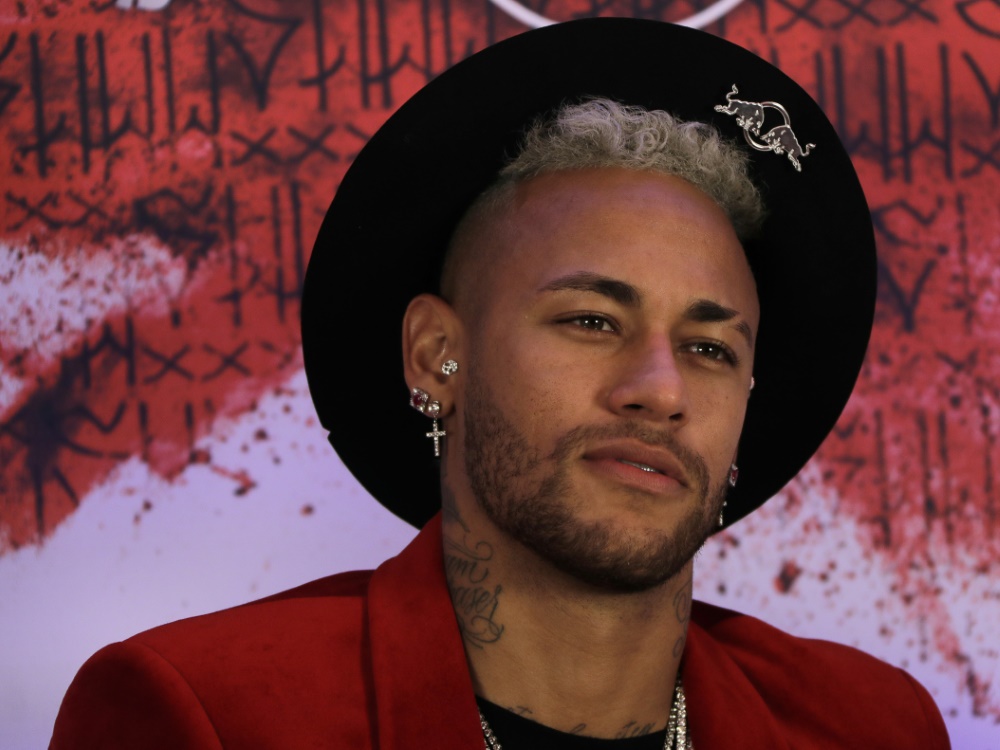 Neymar lässt sich nach einem Mittelfußbruch behandeln