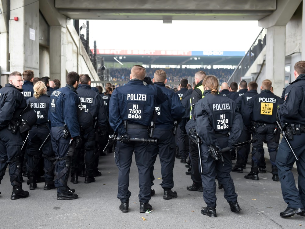 Polizeipräsenz vor dem Eintracht-Spiel