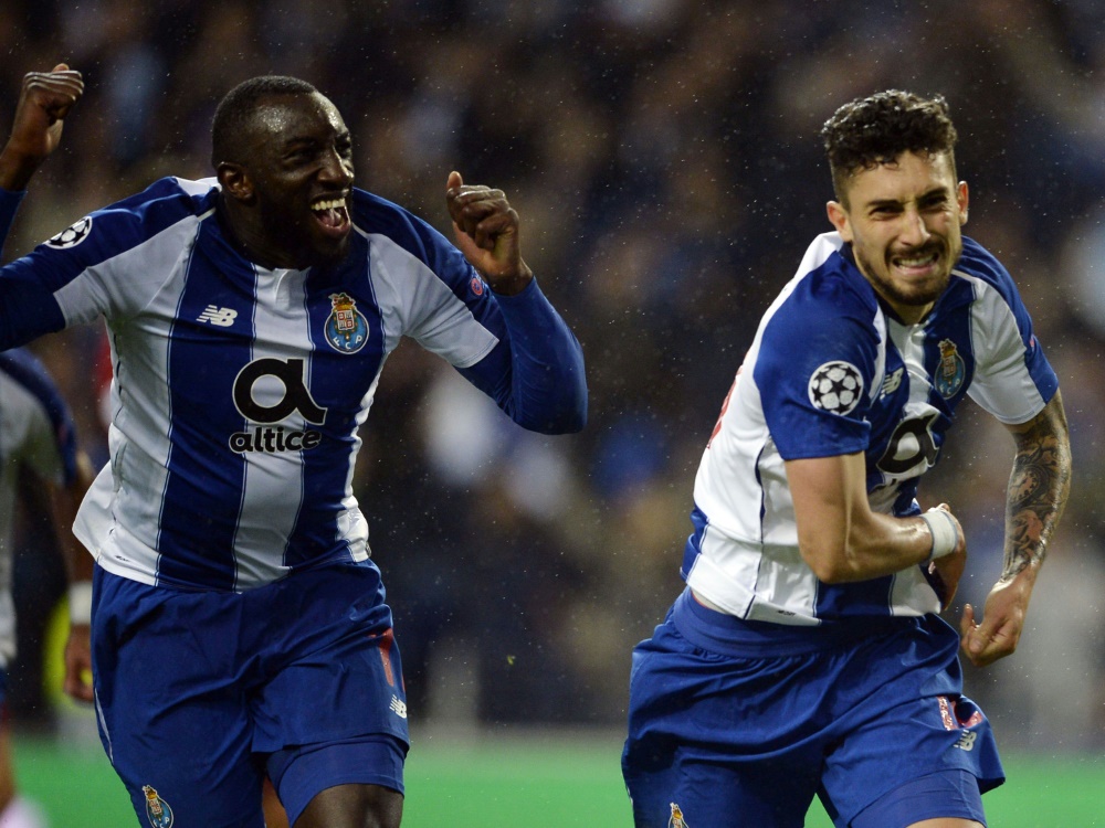 Marega (l.) und Telles schießen Porto ins Viertelfinale