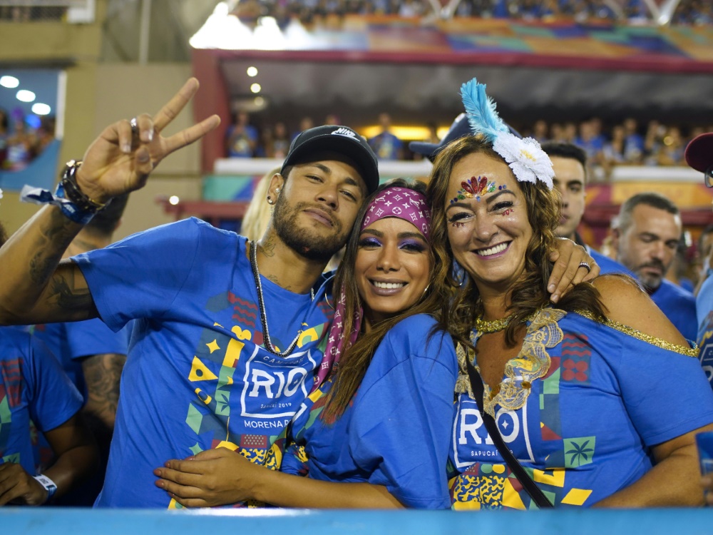 Neymar (l.) bei der Karnevals-Parade im Sambodrom
