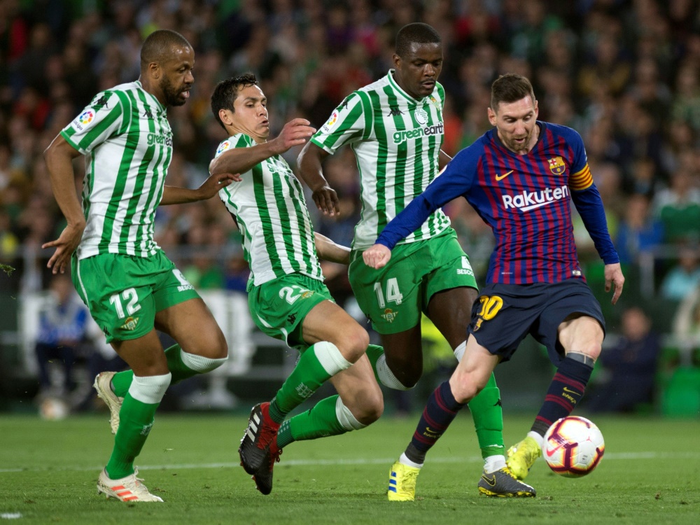 Messi (r.) traf gegen Betis dreimal