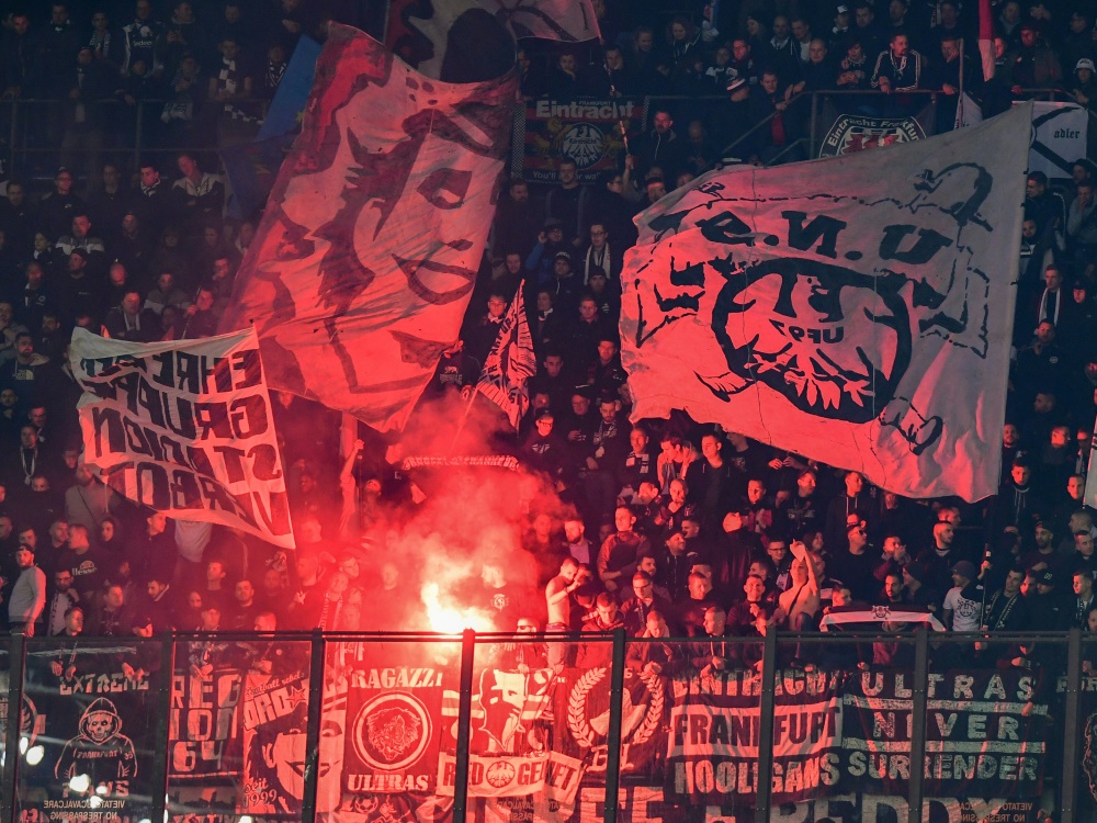 Frankfurter Fans zündeten gegen Mailand Pyrotechnik