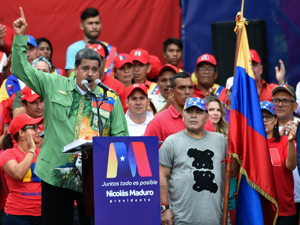 Maradona (r.) äußerst sich über Staatschef Maduro (l.)