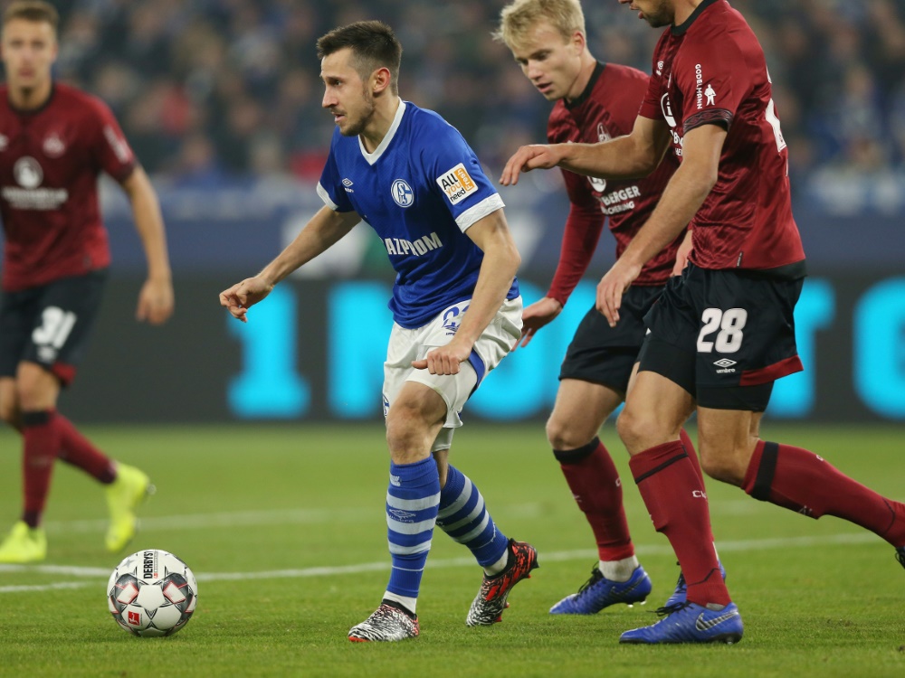 Schalke und der FCN laufen in Sondertrikots auf
