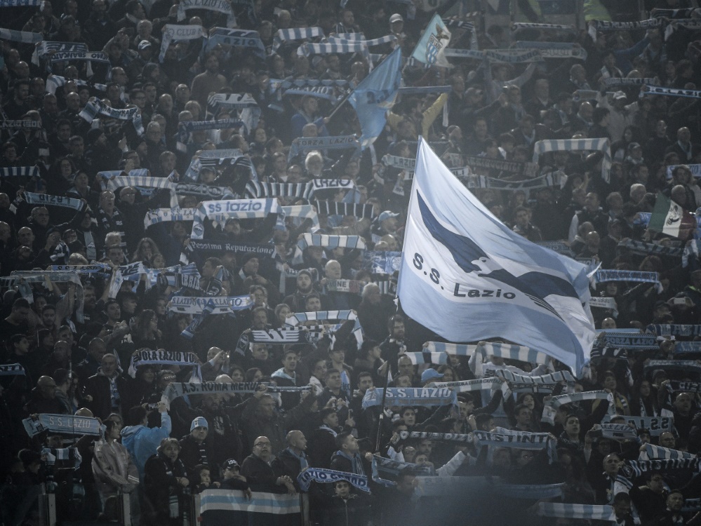Wegen Mussolini-Banner: Sieben Lazio-Fans verhaftet
