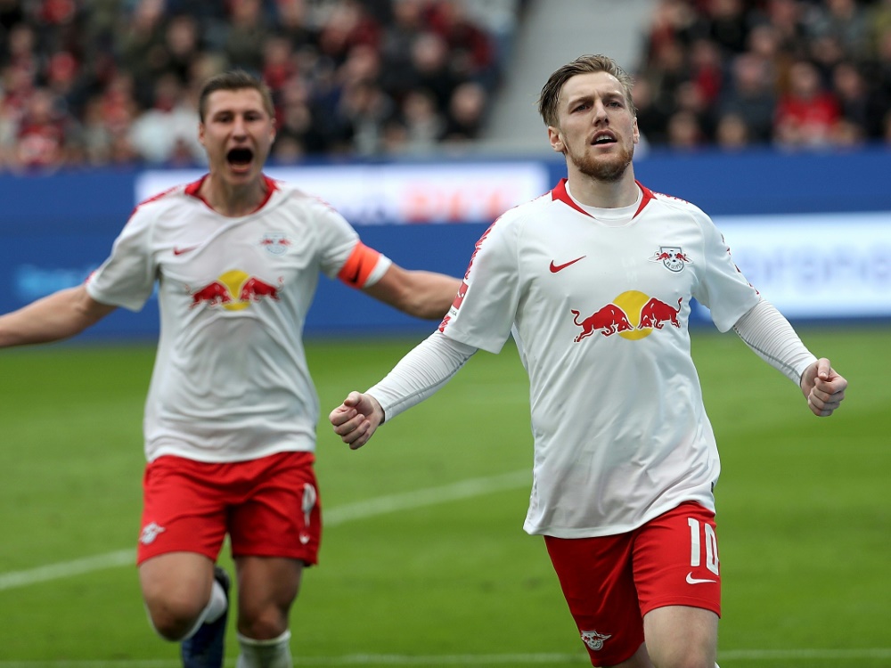 Emil Forsberg (r.) schießt RB Leipzig zum Sieg
