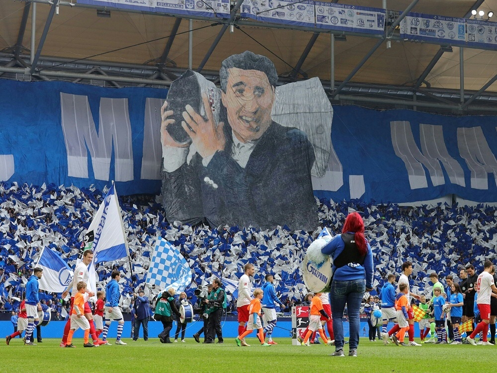 Schalke-Fans erinnern vor dem Spiel an Rudi Assauer