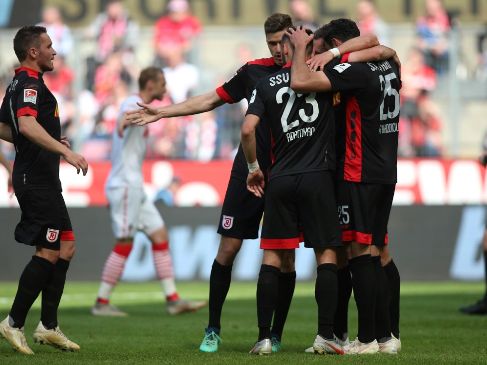 Die Regensburger Spieler feiern den 3:5-Sieg in Köln