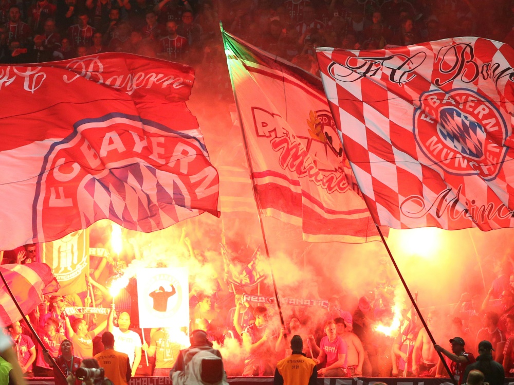 Bayern-Fans brannten in Nürnberg Pyrotechnik ab