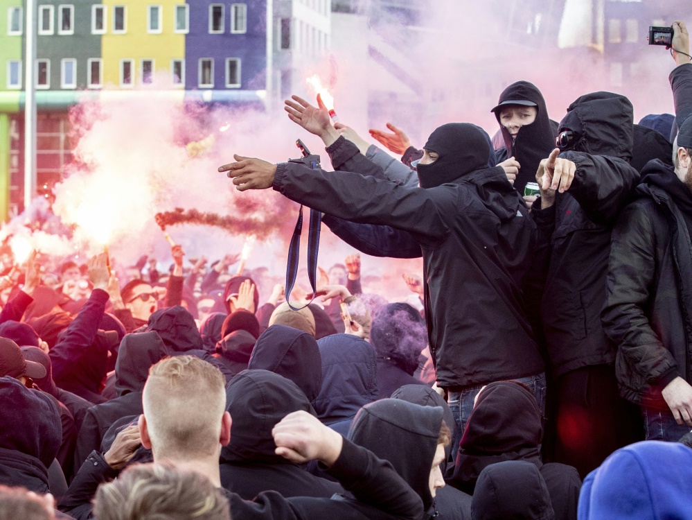 Einige Ajax-Fans fielen in London gewalttätig auf